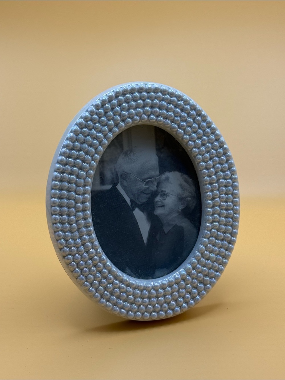 Vintage Classic Oval Pearl-Accent Photo Frame - White